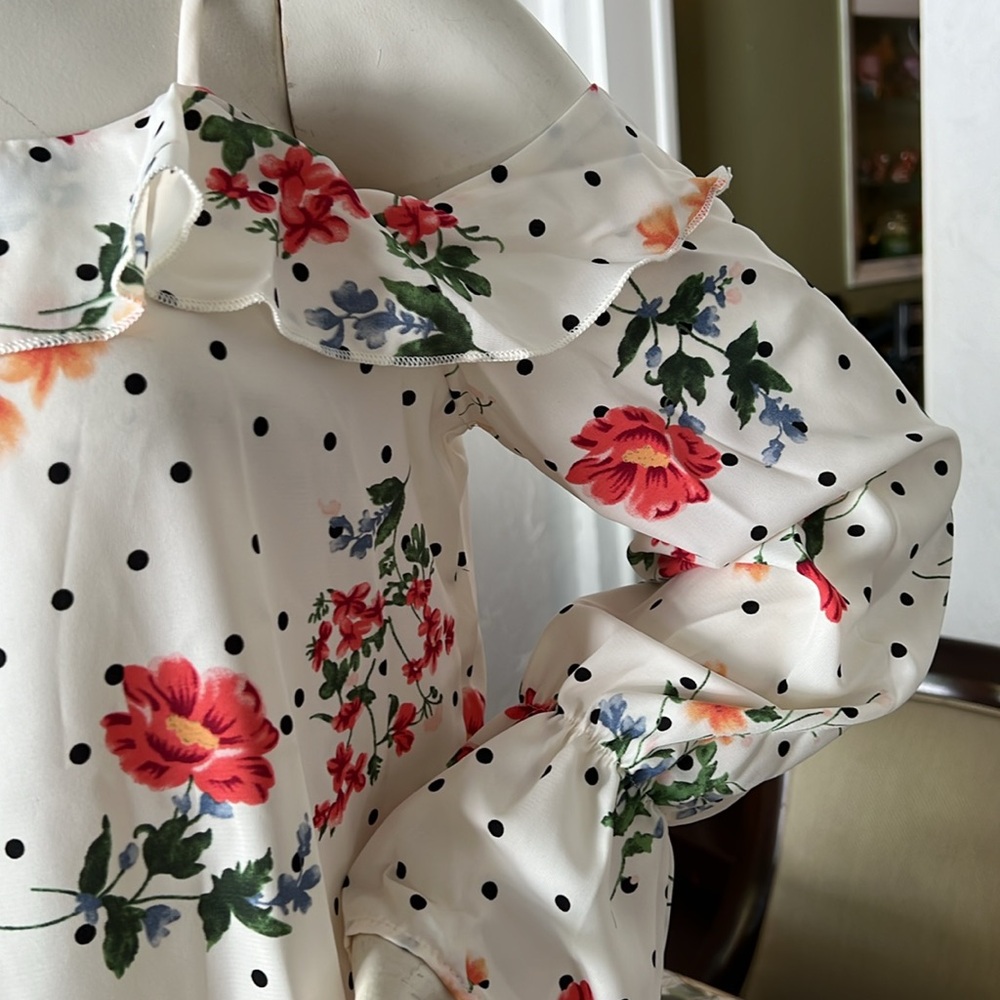 Polka dot off shoulder top. Size M.  NEW